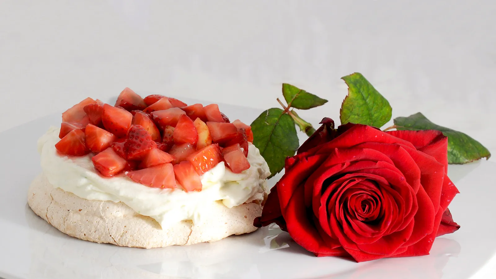 Strawberry pavlova