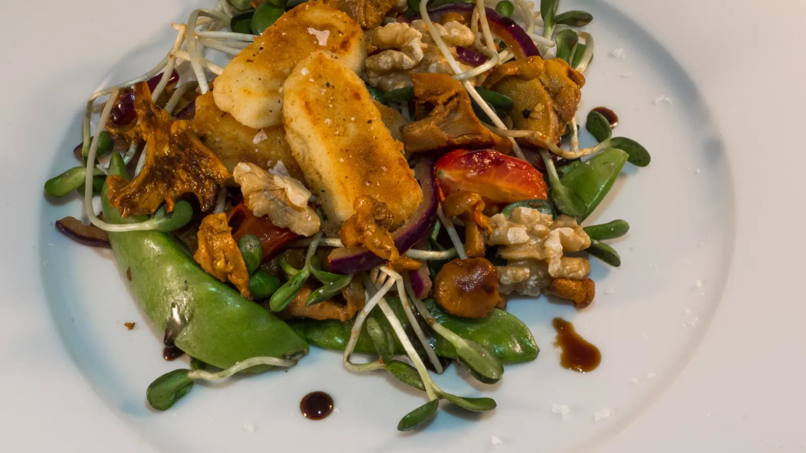 Warm chanterelle salad with halloumi